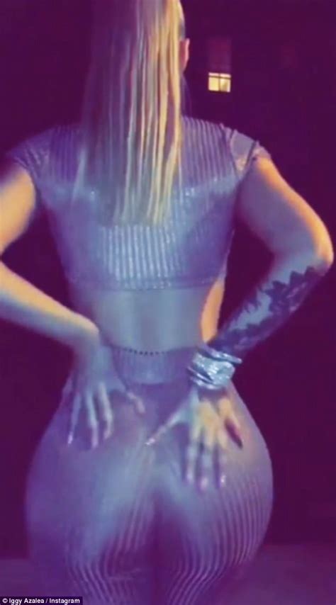 iggy azalea shows off her derriere in tights on instagram daily mail