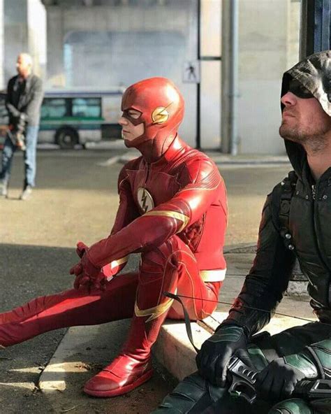 behind the scenes pic of the four part crisis on earth x crossover dc flash arrow the