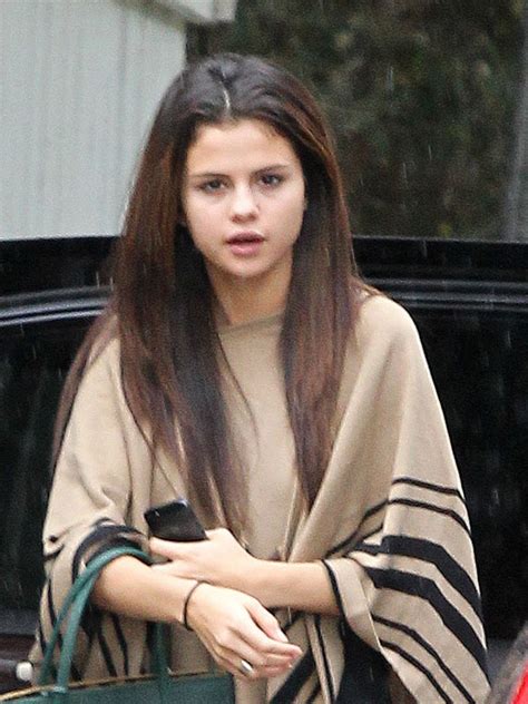 [pic] Selena Gomez Cancels Tour — Spotted Looking Tired