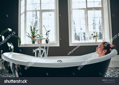 Attractive Sexy Woman Lying Naked Bath Zdjęcie Stockowe Edytuj Teraz