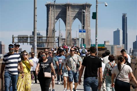 brooklyn bridge overcrowding isnt   street vendors