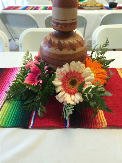 Centro De Mesa Típico Mexicano Con Flores Y Un Botellón