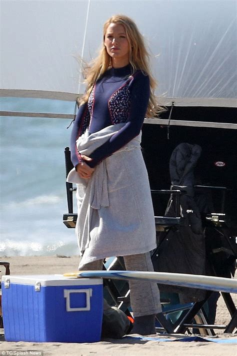 Blake Lively Hides Her Abs While Filming Reshoots For Thriller The