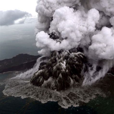tsunami  anak krakatoa eruption  indonesia   metres high  scientists south
