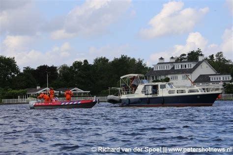 fotos boot vastgelopen op ondergelopen eilanden vinkeveense plassen peters hotnewsnl