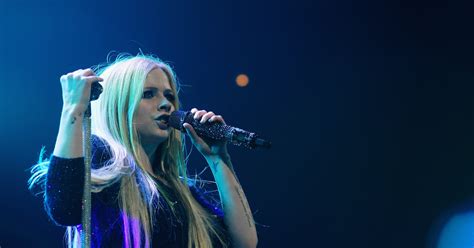 is avril lavigne dead this conspiracy theory is truly insane