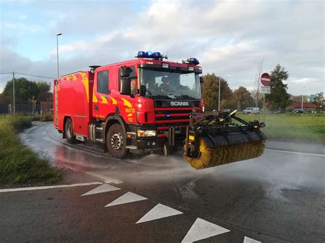 reinigen wegdek  november  dav vzw brandweervrienden van zwevegem flickr