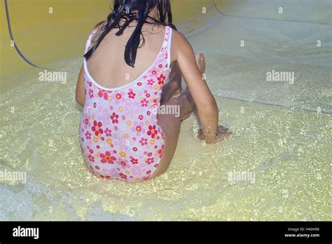 Freibad Mädchen Wasser Kinder Rutsche Sit Baden Rückansicht