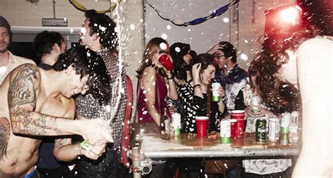how to get invited to college parties ⋆ college dorm essentials