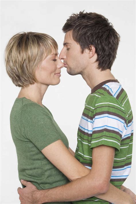 couple kissing side view portrait westf06792 fotoagentur