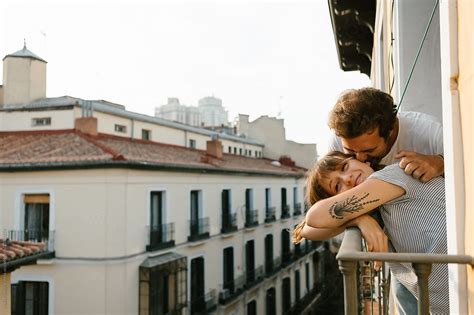 «beautiful Young Couple Spending Time Together At Home Del Colaborador