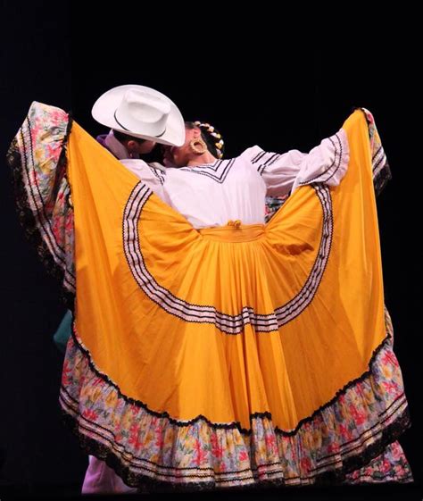 beautiful folklorico couple ballet folklorico mexicano de carlos moreno