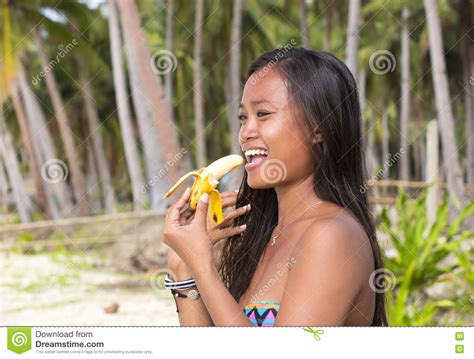 Filipinamädchen Das Banane Isst Stockfoto Bild Von Bunt