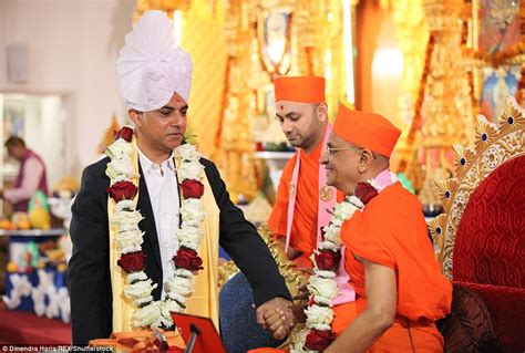 sadiq khan reaches out to london s hindu voters with a visit to one of