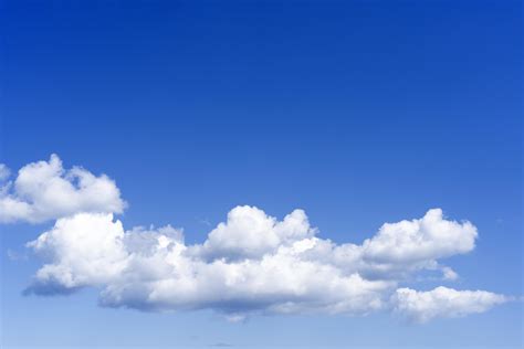 sfondo del cielo azzurro naturale  bellissime nuvole bianche  stock photo su vecteezy