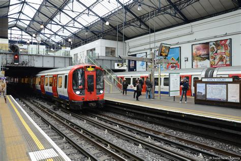 thousands  train passengers stranded   lines blocked  london station trendaz
