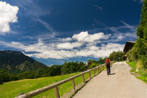 wandelaar die op een mooie weg in aiguilles rouge lopen