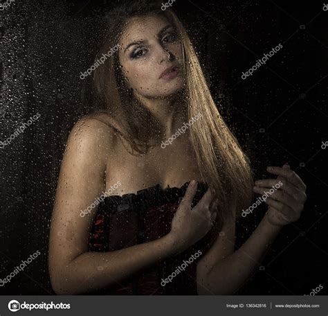 Портрет чувственной молодой сексуальной женщины носящей