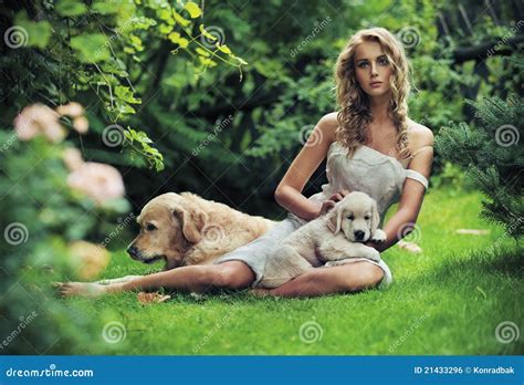 mujer linda  los perros imagen de archivo libre de regalias imagen