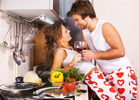 Jeunes Couples Sexy Dans La Cuisine Image Stock Image Du Anniversaire