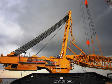 crawler crane   boom mounted   undercarriage fitted   set  crawler tracks