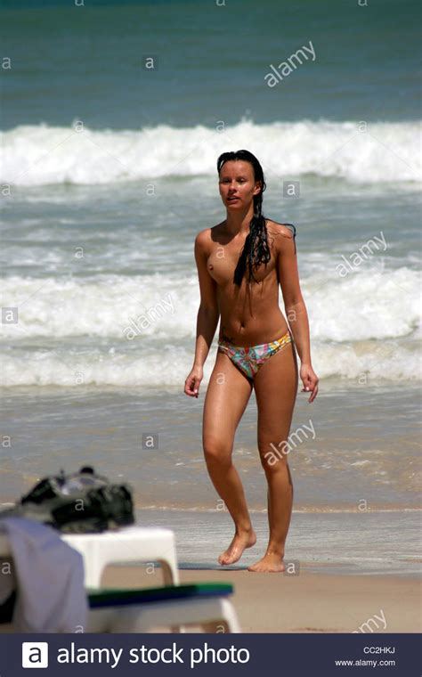 Une Femme Topless Bikini Bottoms Port Touristique Connaît