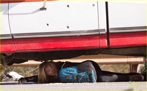Cassie Runs Away With Sammy In New Pics And Clips From The 5th Wave