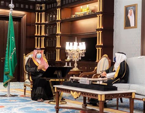 الأمير حسام بن سعود يتسلم تقريرين عن منجزات ⁧‫جامعة الباحة صحيفة