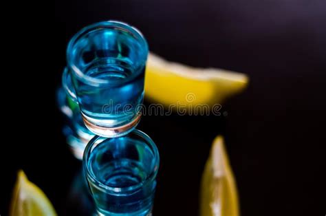de populaire drank geschotene kamikaze baseerde op wodka blauwe curacao en lem stock foto