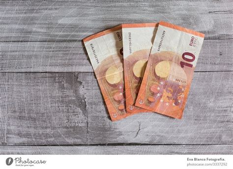 drei zehn euro schein euro banknoten auf grauem holzgrund das
