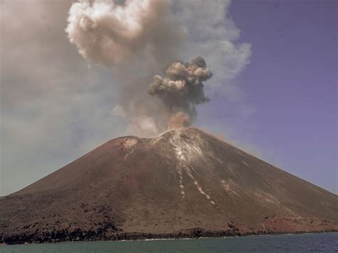 indonesias anak krakatau volcano images    tsunami business insider