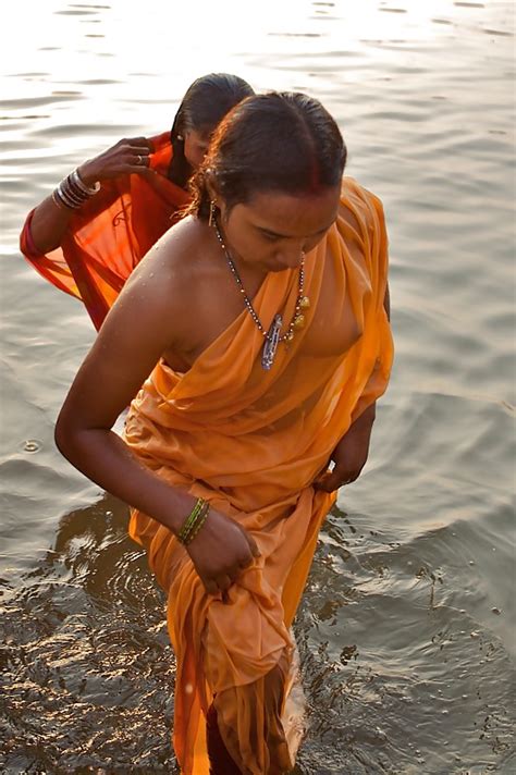 indian girls bathing at river ganga 14 pics xhamster