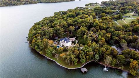 een meer zwembad en jacuzzi waterpret verzekerd  deze villa van  miljoen foto hlnbe