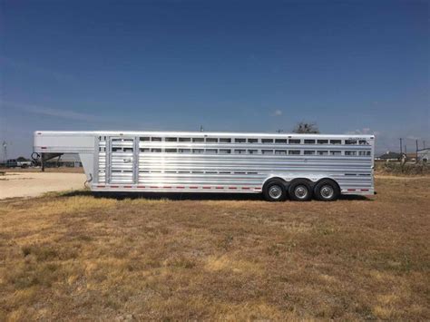 platinum coach  ft livestock trailer horse trailers  living quarter trailers