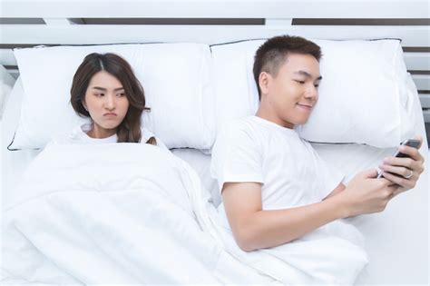 Free Photo Happy Asian Couple On The Bed At Home