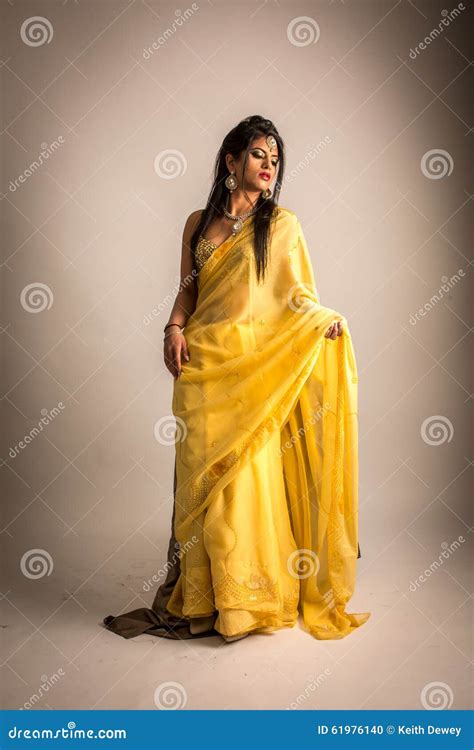 Indische Dame Im Gelben Sari Stockfoto Bild Von Kulturell Jung 61976140