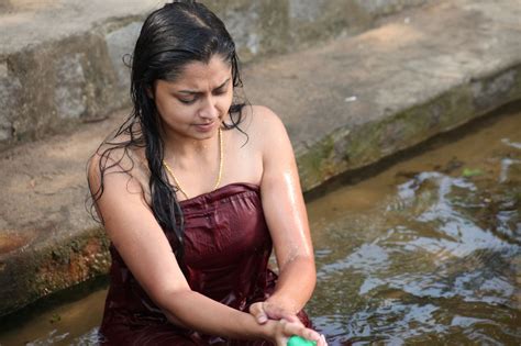 Kollywood Actress Sreeja Latest Hot Bathing Stills In Kozhi Koovuthu