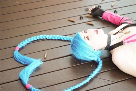 this league of legends jinx cosplay is amazing and unsettling all at