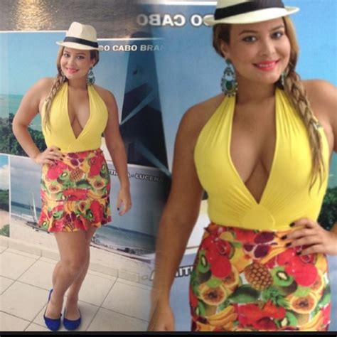 ego de novo grávida geisy arruda sensualiza em maiô decotadíssimo