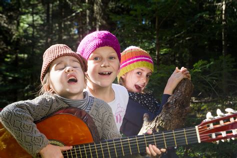 group  children singing  playing guitar