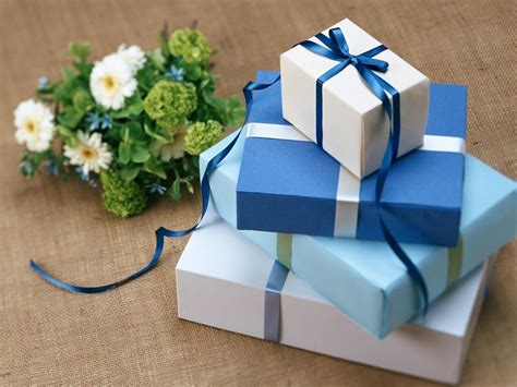 wedding gift wrapping ideas   leave  guest spellbound