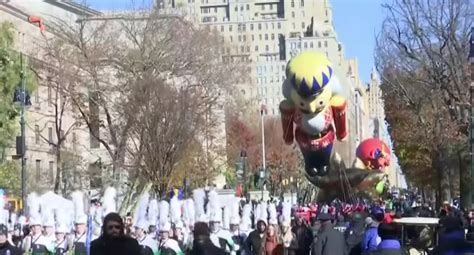 Macy’s Thanksgiving Day Parade Broadcasts Same Sex Kiss On
