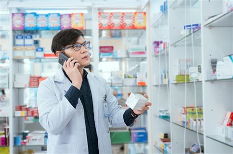 un farmacéutico revisa las existencias de medicamentos en una farmacia