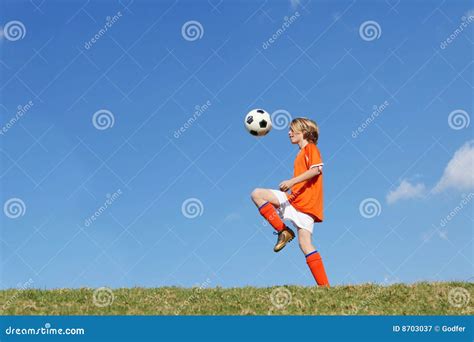 het kind speelvoetbal  voetbal van de jongen stock afbeelding image  jong schoppen