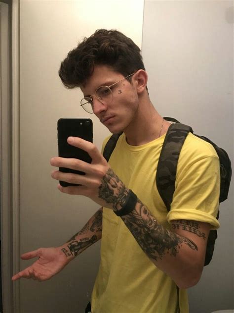 Selfie No Espelho Com A Mão Esticada Inspiração Para Foto Masculina