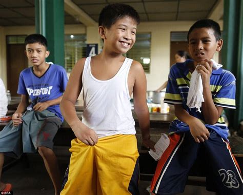 菲律宾300名男孩接受集体割礼 手机凤凰网