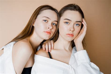 Mode Modelle Zwei Schöne Nackte Mädchen Der Schwesterzwillinge Die