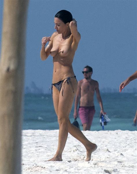 english actress jaime murray topless candids at a beach in mexico