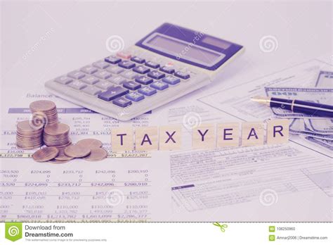 de verwoording van belasting en calculator met belastingsdocumenten geld stock foto image