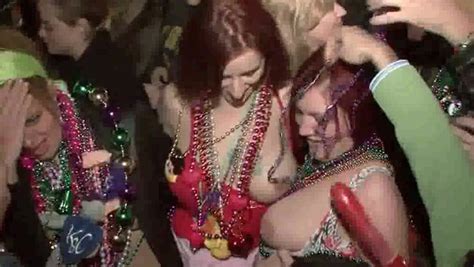 college babes flashing off their tits for beads at mardi